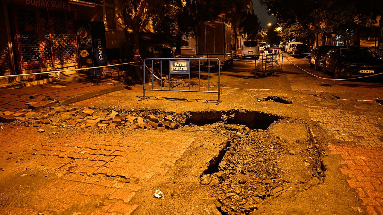 İstanbul’da sağanak yağış nedeniyle su baskını, yol çökmesi ve toprak kayması