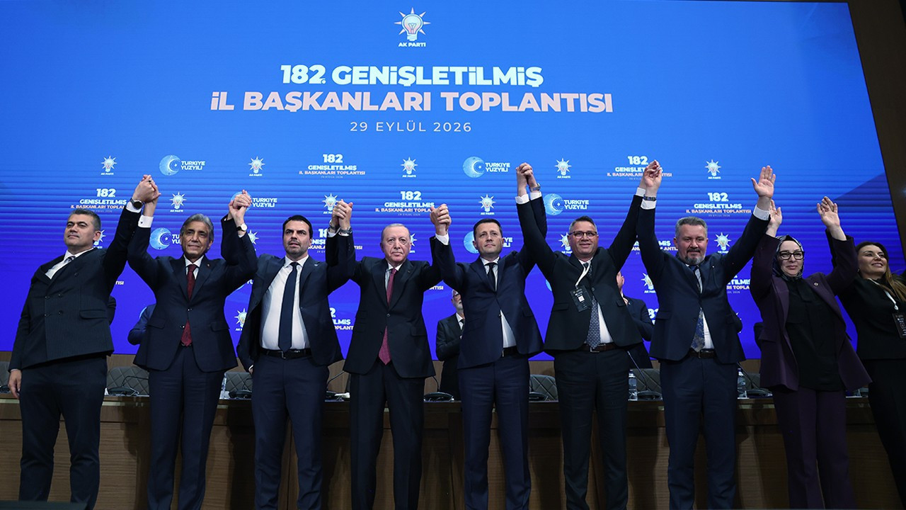 9 Belediye Başkanı AK Parti'ye Katıldı, Rozetlerini Erdoğan Taktı