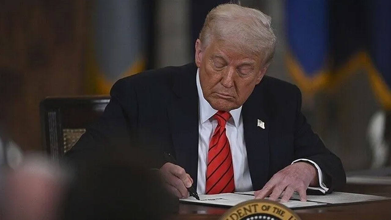 ABD Başkanı Trump, yapay zekâ (AI) yerine 'süper zekâ' (SI) terimini kullanan bir başkanlık kararnamesini imzaladı.
