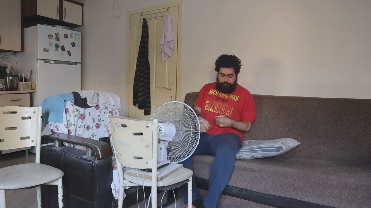 Üç aylık tedavinin ardından evine dönen Barış anlattı: 'Telefon yoksa duvarı izlerim'