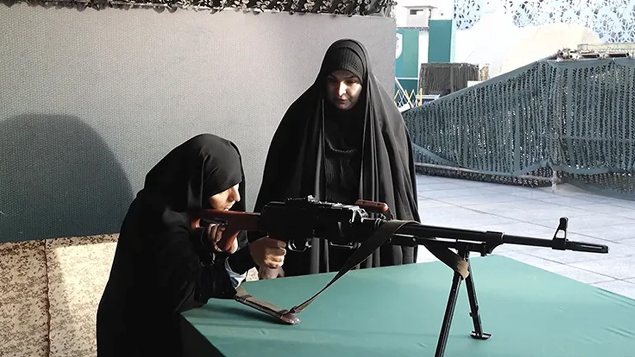 İran’da sivillere silah eğitimi veriliyor