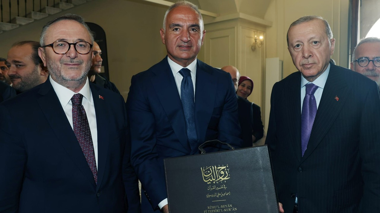 Bakan Ersoy, Bursevi'nin Kur'an-ı Kerim tefsirini Erdoğan'a takdim etti