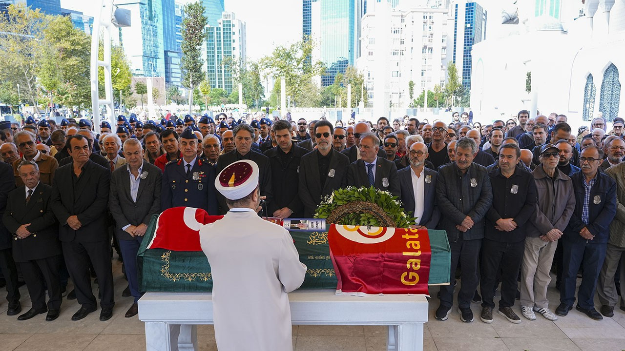 Sanatçı Göksel Arsoy, son yolculuğuna uğurlandı