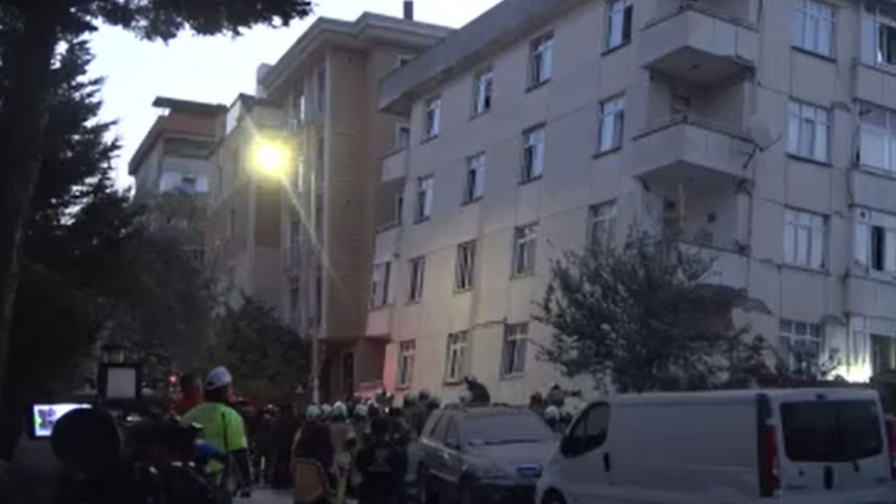 Son dakika... Maltepe’de 7 katlı binanın ilk üç katı çöktü: Arama kurtarma çalışması başlatıldı