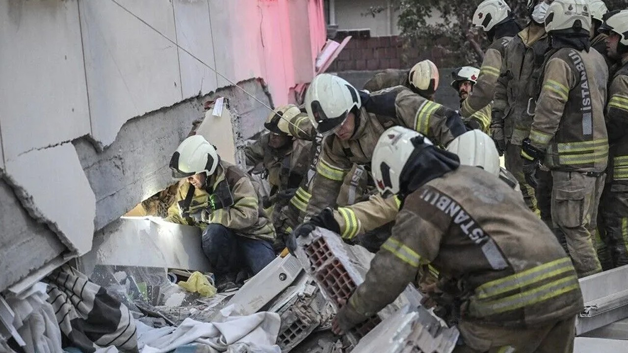 Maltepe'de çöken binadan enkazdaki 12 kişiden 6'sı kurtarıldı