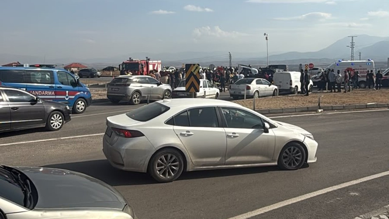 MHP'li milletvekili ve il başkanının konvoyunda kaza