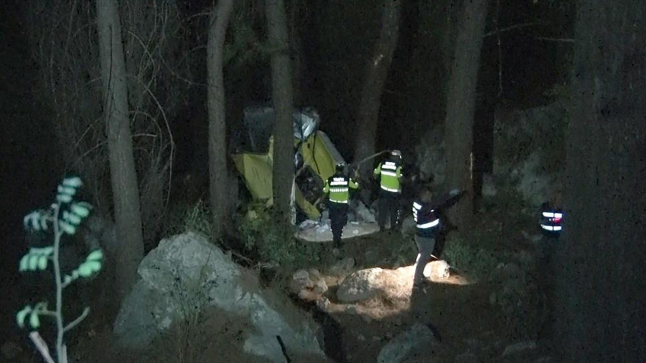 Antalya’da otomobil 50 metrelik uçuruma yuvarlandı; 2 ölü, 4 yaralı