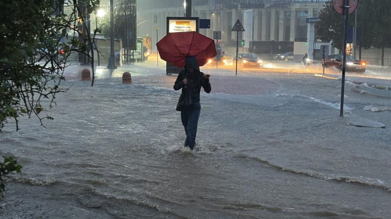 İstanbul ve Marmara'da sel tehlikesi devam ediyor: Meteoroloji'den şiddetli yağış uyarısı