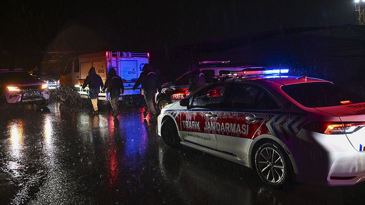 Pendik'te sağanak yağış nedeniyle sel ve kayıp 2 kişi