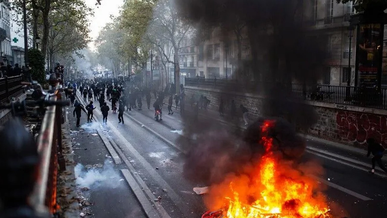 Paris ve Lyon'da kısmi sokağa çıkma yasağı 1 gün uzatıldı