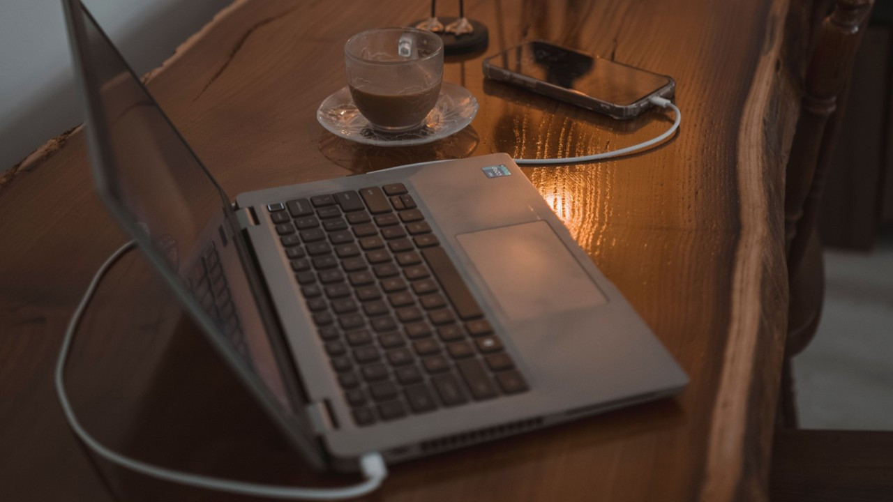 Laptop şarjıyla telefon şarj etmek güvenli mi? İşte teknoloji dünyasının merak ettiği soru