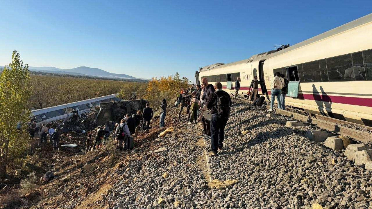 İspanya'da iki yüksek hızlı tren çarpıştı; 46 kişi öldü, 150 yaralı var