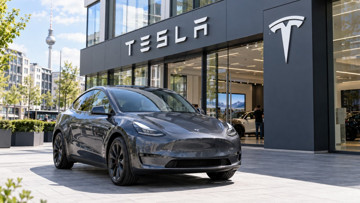 Tesla Avrupa'da geri adım attı: 'Tam otonom sürüş' adını kaldırdı
