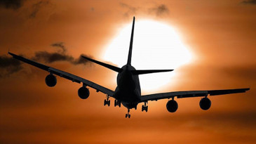5 kişilik kargo uçağı Umman Denizi üzerinde kayboldu