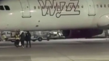 Köln Bonn Havalimanı’nda skandal: Yolcular cam kırıp piste daldı