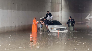 Antalya'yı dolu ve sağanak vurdu: Araçlar suya gömüldü