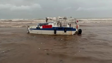 Sarı kodlu uyarı sonrası Antalya’da şiddetli yağış: Finike’de tekne karaya oturdu