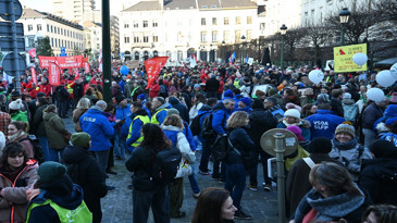 Brüksel’de bütçe kesintilerine karşı binlerce kişi sokağa çıktı