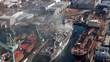 Tuzla'da tersanedeki gemide çıkan yangın söndürüldü