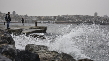 İstanbul Valiliğinden kuvvetli rüzgar ve fırtına uyarısı