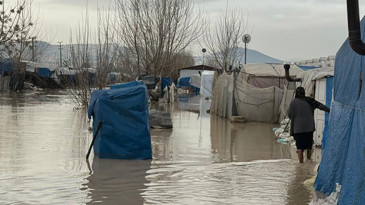 Mersin sele teslim oldu: Araçlar sürüklendi, ev ve iş yerlerini su bastı