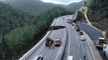 Kumluca-Kemer kara yolu göçük ve heyelan nedeniyle kısmen ulaşıma kapatıldı