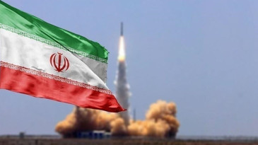 İran, Suudi Arabistan'da bazı noktaları hedef aldı