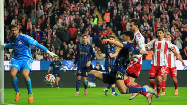 Fenerbahçe Antalya'dan 1 puanla döndü