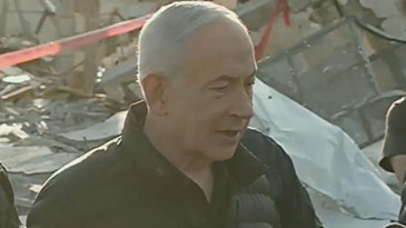Netanyahu vurulan ofisinin enkazında gövde gösterisi yaptı