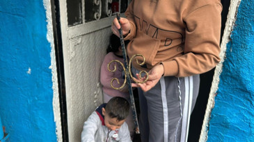 Fatih'teki bina çökmesinde demir parçaları çevre evlere isabet etti