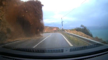 Mersin-Antalya Karayolu’nda heyelan: Araç toprak altında kaldı