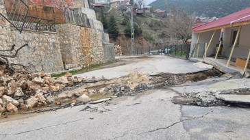 Mersin'de heyelan: Yol yarıldı, evler zarar gördü, bölgeye giriş kapatıldı