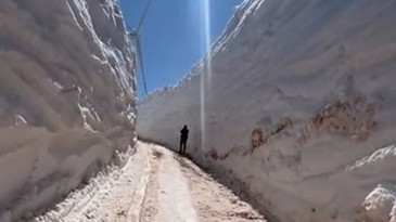 Metrelerce kar yağdı: Yayla yolu adeta buz tüneli oldu