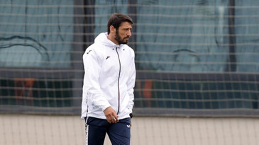 Egemen Korkmaz maç esnasında yere yığıldı