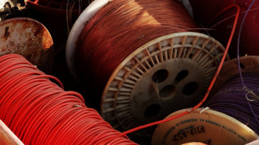 Emtiada dalgalı seyir: Bakır geriledi, belirsizlik sürüyor