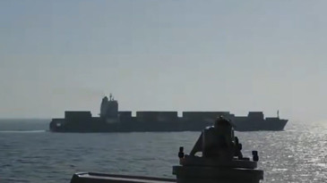 ABD, İran bandıralı geminin vurulma anlarını paylaştı