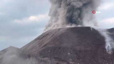 Dağcıların tırmandığı yanardağ patladı: Facianın eşiğinden dönüldü