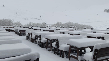 Nisan ayında Uludağ'a kış geri döndü