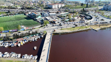Küçükçekmece Gölü'nde tedirgin eden görüntü: Kırmızıya döndü