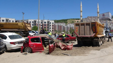 Freni boşalan kum yüklü kamyon dehşet saçtı: 7 araca çarptı, 6 yaralı
