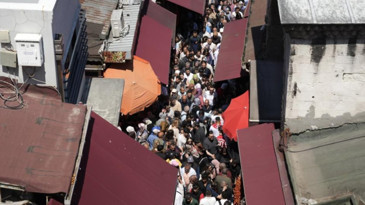 Tatil gününde Eminönü’nde insan seli: Adım atacak yer kalmadı