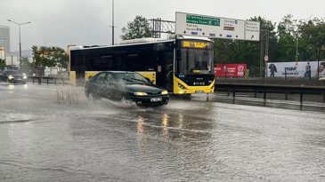 Sağanak İstanbul’u vurdu: Yollar göle döndü
