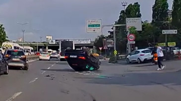 Kadıköy’de direksiyon başında fenalaştı: Otomobil takla attı
