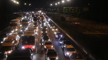 Bayram trafiği başladı! Otoyolda araç kuyruğu kilometrelerce uzadı