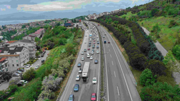 İstanbul çıkışında yoğunluk: Trafik zaman zaman duruyor