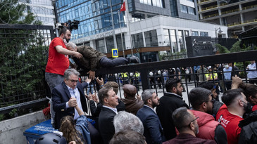 CHP Genel Merkezi’nde tahliye gerginliği: Polis binaya girdi