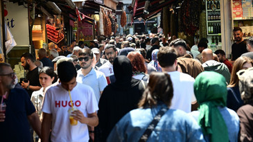Tarihi çarşılarda bayram mesaisi başladı: Mısır Çarşısı ve Kapalıçarşı’da yoğunluk