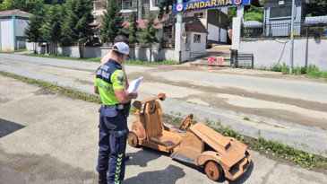 Saatte 79 kilometreye çıkan ahşap araç jandarmaya takıldı