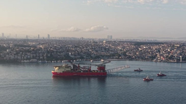 215 metrelik dev gemi İstanbul Boğazı'nda: Gemi trafiği askıya alındı