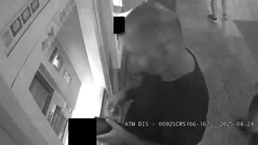 ATM'nin geri verdiği parayı alıp gitti: O anlar kameraya yansıdı